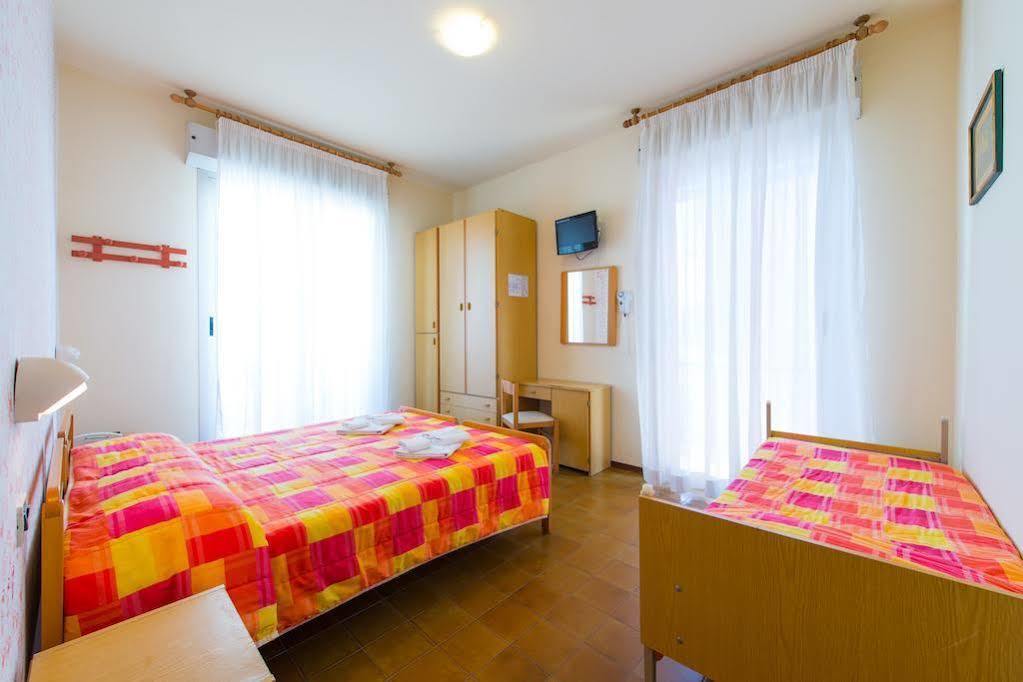 Hotel Losanna Rimini Bagian luar foto